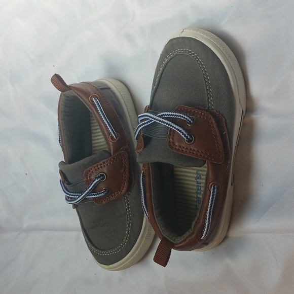 Little kid shoes.  Boys size 8 - Picture 1 of 2